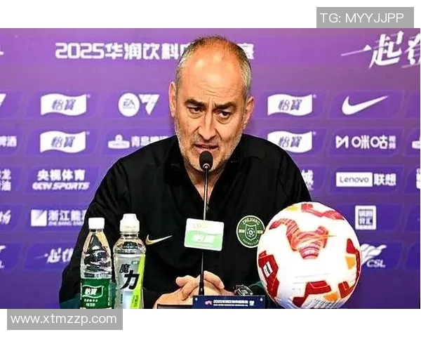 用旋律唱响足球明星的名字让激情与梦想交织在一起